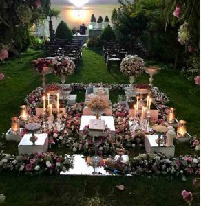 این تالار در منطقه خوش آب و هوای جاجرود قراردارد. جاجرود فاصله بسیار کمی تا تهران داشته و در شرق تهران و در انتهای اتوبان‌های بابایی، همت و رسالت قرار دارد. این منطقه دارای بهترین باغ های عروسی جهت برگزاری مراسمات مختلف است و لحظات دلنشین و خوشی را برای افراد به یادگار خواهد گذاشت. باغ تالار لتیان جاجرود با دسترسی عالی و محیطی آرامش‌بخش، تجربه‌ای بی‌نظیر از برگزاری مراسم‌های عقد و عروسی را برای شما به ارمغان می‌آورد. این باغ‌تالار با ظرفیت 300 نفر و منظره‌ای شیک، می‌تواند میزبان عالی برای مهمانان شما باشد. عمارت لتیان در شمال شرق تهران قرار دارد و با تیم مدیریتی حرفه‌ای و پرسنل مجرب خود، تجربه‌ای فراموش‌نشدنی از پذیرایی را ارائه می‌دهد. از ویژگی‌های بارز روف گاردن لتیان جاجرود، می‌توان به روف گاردن زیبا، دکوراسیون مجلل، مجزا، و اکسسوری‌های منحصر به فرد اشاره کرد. عمارت لتیان جاجرود با کیفیت بالا در پذیرایی و دیزاین خاص خود، به‌عنوان یکی از بهترین گزینه‌ها برای برگزاری مراسم‌های مختلف از جمله عقد، بله‌ برون و تولد در شرق تهران شناخته می‌شود. همچنین، امکانات رفاهی مانند پارکینگ اختصاصی باعث راحتی و آسایش مهمانان شما می‌شود. از دیگر خدمات ارائه شده در باغ تالار لتیان می توان به وارد زیر اشاره نمود: − دکوراسیون بسیار شیک و تشریفاتی − گل آرایی بسیار خاص و دکوراسیون جذاب و به روز − دیزاین های مخصوص − کیفیت بالای غذا و نوشیدنی های باغ تالار − سالن عقد باشکوه و مجزا − اکسسوری های بسیار جذاب و خاص